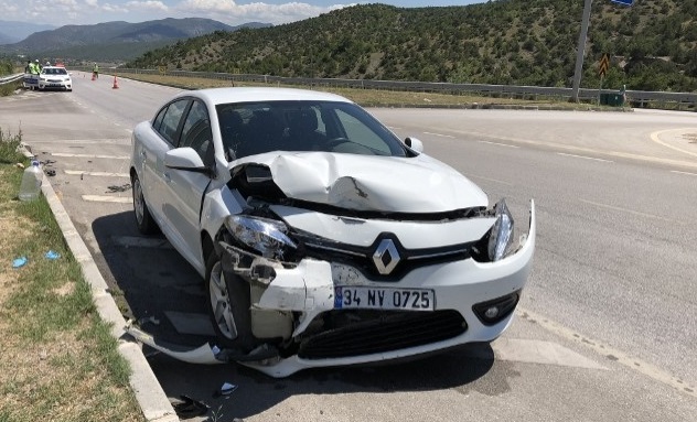 İKİ OTOMOBİL ÇARPIŞTI: 6 YARALI
