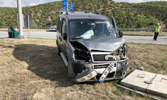 İKİ OTOMOBİL ÇARPIŞTI: 5 YARALI