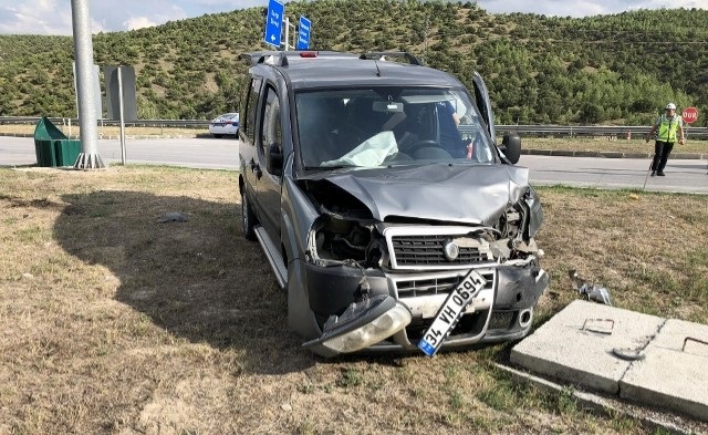 İKİ OTOMOBİL ÇARPIŞTI: 5 YARALI