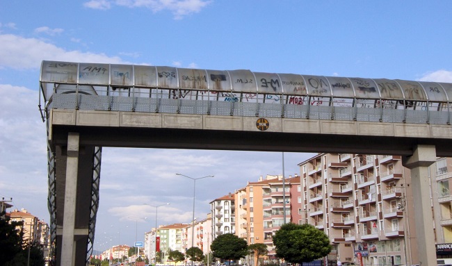 YAYA ÜST GEÇİTLERİ BU HALE GETİRİLDİ