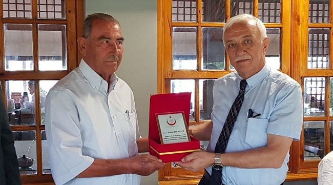 HAYIRSEVER İŞ ADAMINA ANLAMLI PLAKET