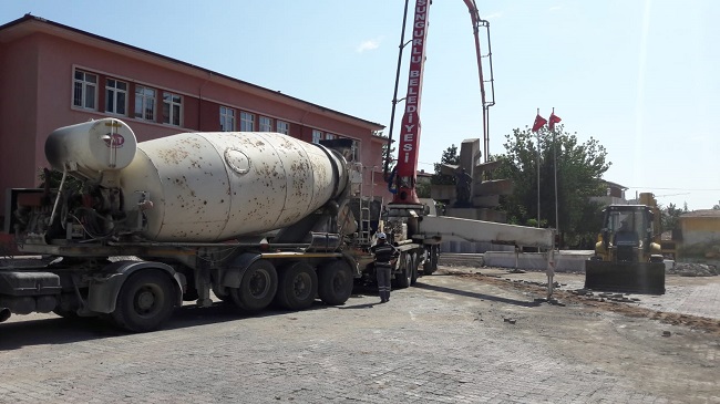 MEYDANDA ÇALIŞMALAR DEVAM EDİYOR