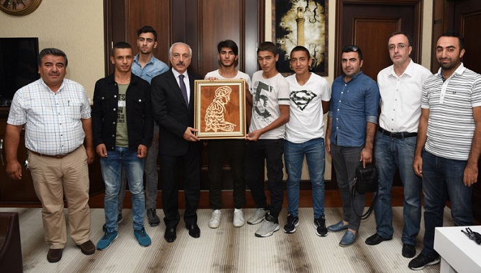 BAŞKAN ZEKİ GÜL’E SÜRPRİZ HEDİYE