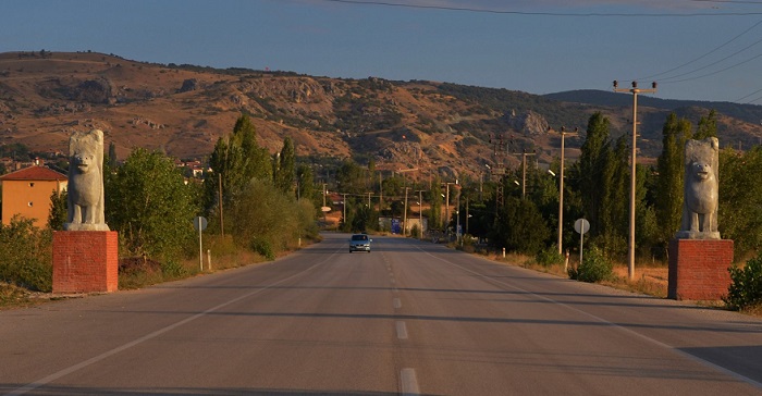 HATTUŞA GİRİŞİNE ASLAN HEYKELİ