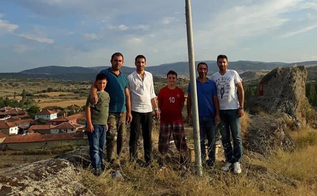 KÖYÜN EN YÜKSEK TEPESİNE TÜRK BAYRAĞI