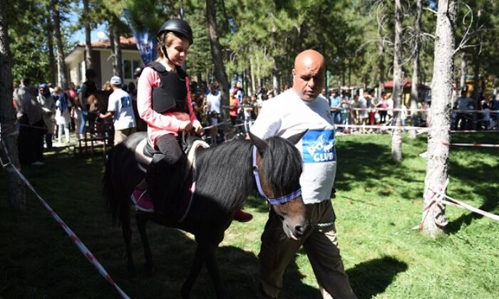ÇOCUKLARIN PONY SEVİNCİ