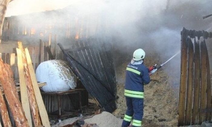 BİR EV SAMANLIK VE 500 BALYA YANDI