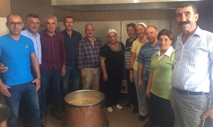 BÜYÜK KEŞLİK KÖYÜ DERNEĞİ AŞURE DAĞITTI
