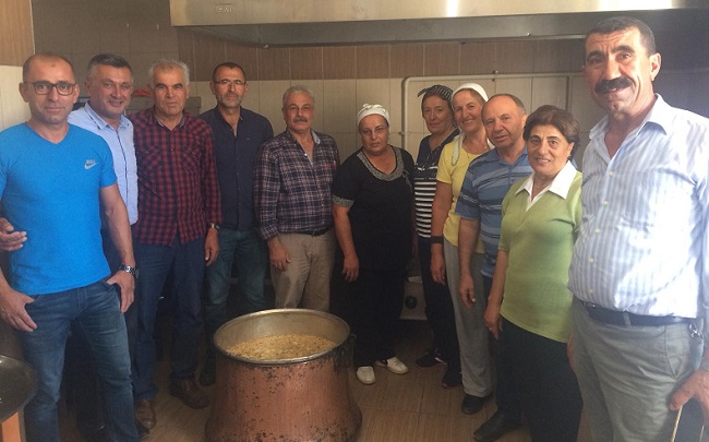 BÜYÜK KEŞLİK KÖYÜ DERNEĞİ AŞURE DAĞITTI