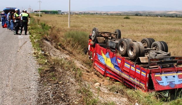 KAMYON ŞARAMPOLE DEVRİLDİ: 1 YARALI