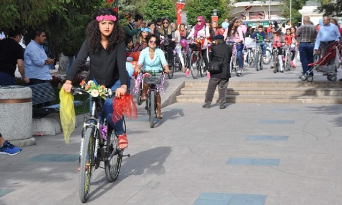 SÜSLÜ KADINLAR PEDAL BAŞINA