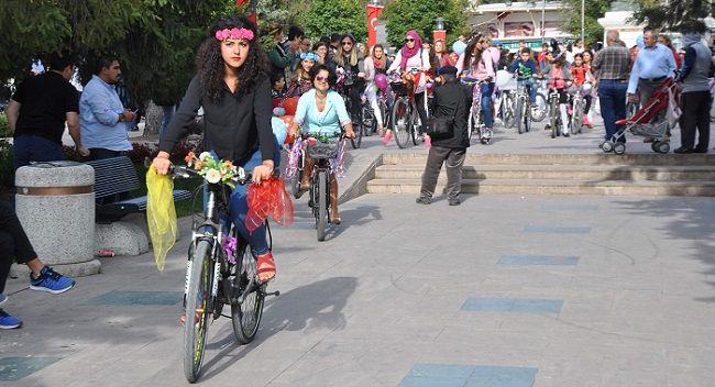 SÜSLÜ KADINLAR PEDAL BAŞINA