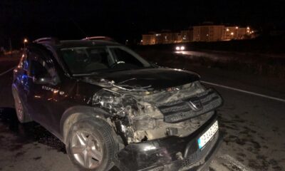 İKİ ARAÇ KAFA KAFAYA ÇARPIŞTI