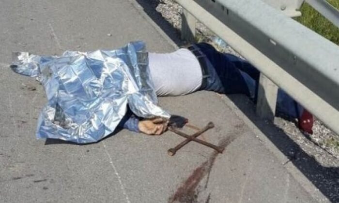 LASTİK DEĞİŞTİRİRKEN ARAÇ ÇARPTI: 2 ÖLÜ