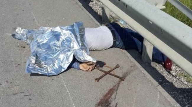 LASTİK DEĞİŞTİRİRKEN ARAÇ ÇARPTI: 2 ÖLÜ