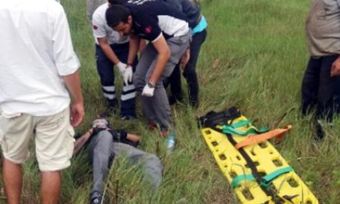 MOTOSİKLET TARLAYA UÇTU: 4 YARALI