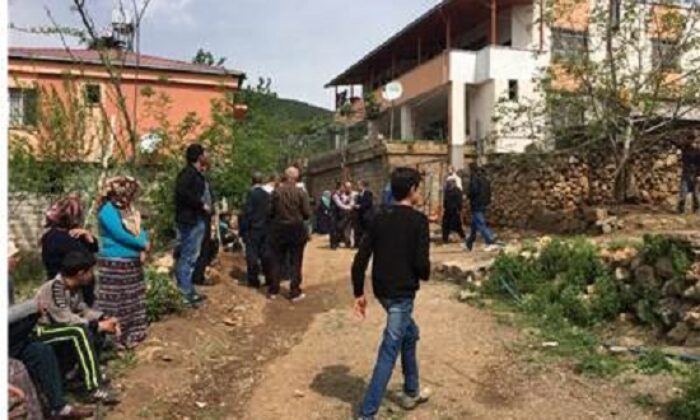 ECEL KOMŞUSUNUN KAPISINDA YAKALADI