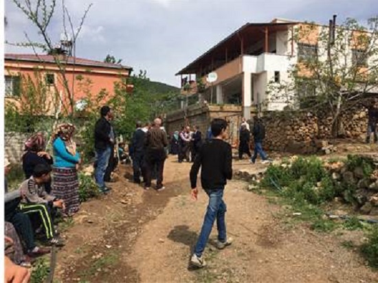 ECEL KOMŞUSUNUN KAPISINDA YAKALADI