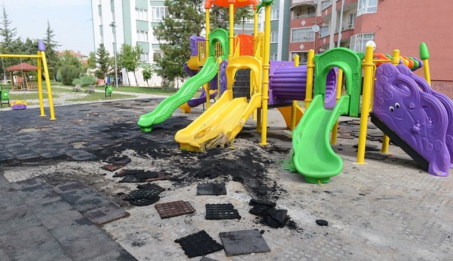 ŞEHİR MAGANDALARI ÇOCUK PARKINI YAKTI