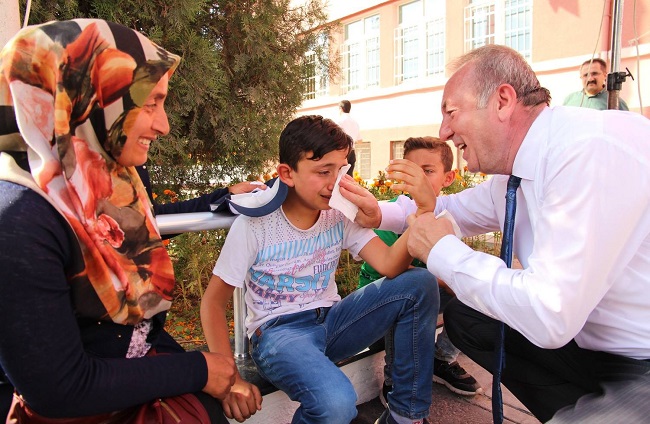 BAŞKAN AĞLAYAN ÇOCUKLARI TESELLİ ETTİ