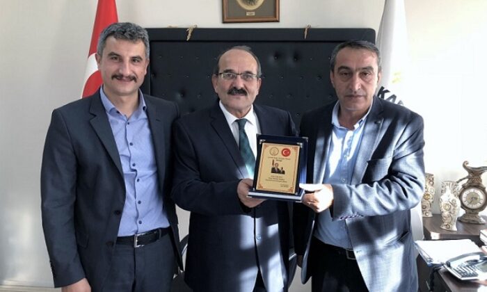 BAŞKAN ZEKİ ŞEN’E BAŞARI PLAKETİ