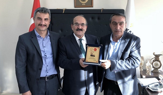 BAŞKAN ZEKİ ŞEN’E BAŞARI PLAKETİ