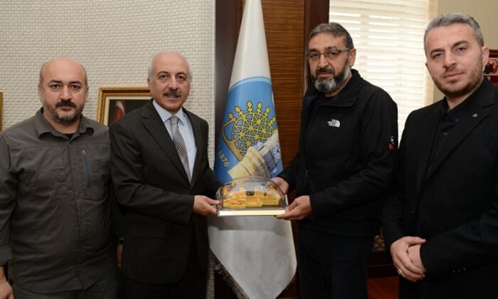İHH’DEN BAŞKAN GÜL’E ZİYARET