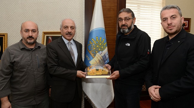 İHH’DEN BAŞKAN GÜL’E ZİYARET