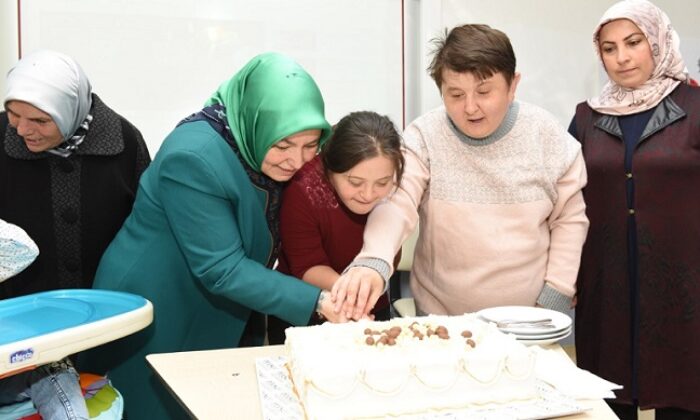 ÖZEL ÖĞRENCİLERE DOĞUM GÜNÜ SÜRPRİZİ