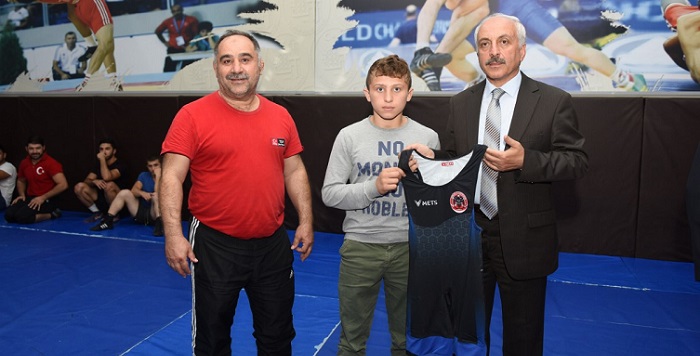 GÜREŞÇİLERE 50 BİN LİRALIK DESTEK