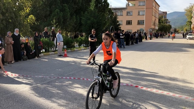BİSİKLET YARIŞLARINDA ZORLU MÜCADELE