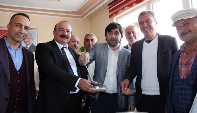 CHP’LİLER AŞURE İKRAMINDA BULUNDU