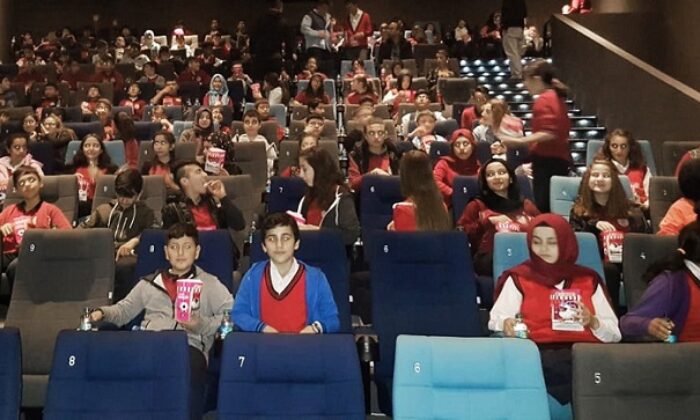 ORTAOKUL ÖĞRENCİLERİ SİNEMA İLE BULUŞUYOR