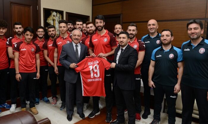 VOLEYBOL TAKIMINDAN BAŞKAN GÜL’E ZİYARET