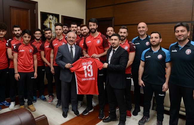 VOLEYBOL TAKIMINDAN BAŞKAN GÜL’E ZİYARET