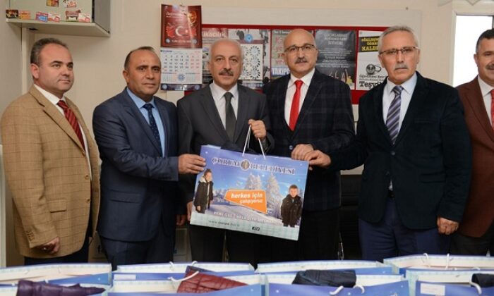 BELEDİYE’DEN ÖĞRENCİLERE GİYSİ YARDIMI