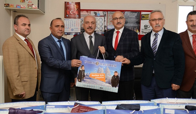 BELEDİYE’DEN ÖĞRENCİLERE GİYSİ YARDIMI