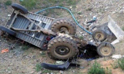 TRAKTÖR ŞARAMPOLE DEVRİLDİ