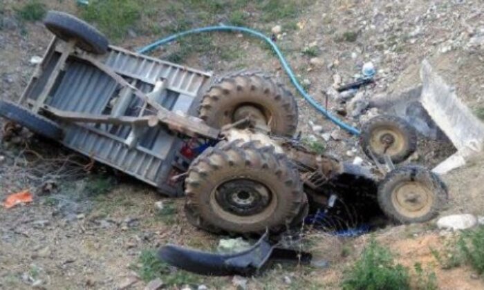 TRAKTÖR ŞARAMPOLE DEVRİLDİ