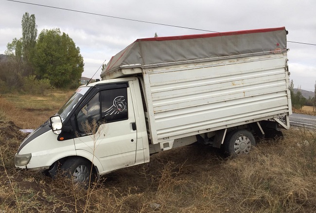 KAMYONET KAVŞAĞI DÖNEMEDİ: 1 YARALI