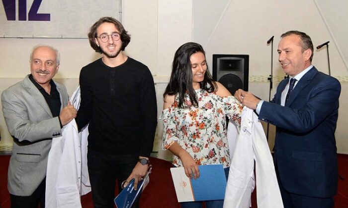 YEMİN EDEREK BEYAZ ÖNLÜKLERİNİ GİYDİLER