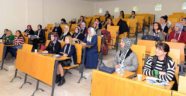 ÜNİVERSİTENİN KAPILARI ANNELERE AÇILDI