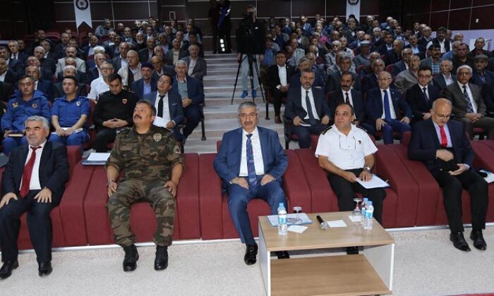 VALİ MUHTARLARIN SORUNLARINI DİNLEDİ