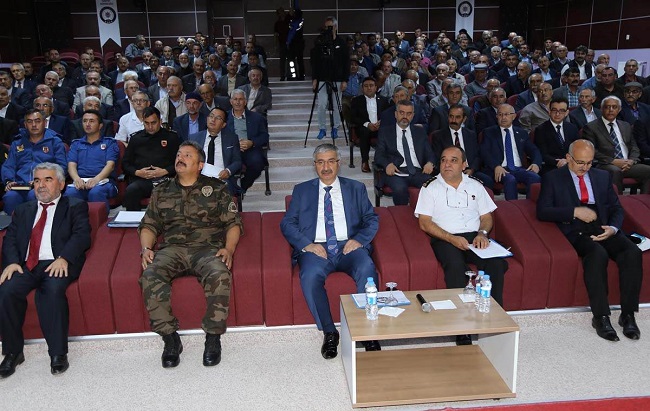 VALİ MUHTARLARIN SORUNLARINI DİNLEDİ