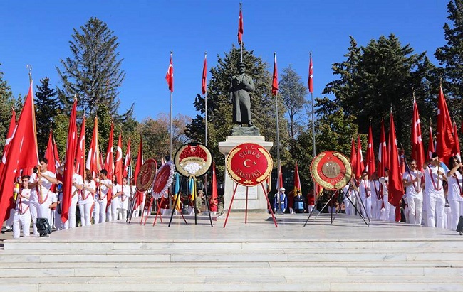 ATATÜRK ANITINA ÇELENK SUNULDU