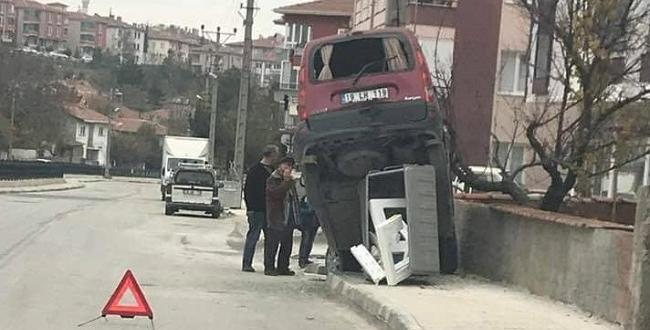 OTOMOBİL ÇÖP KONTEYNERİNİN ÜSTÜNE ÇIKTI