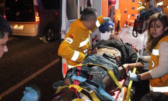 GENÇ MOTOSİKLET SÜRÜCÜSÜ AĞIR YARALANDI