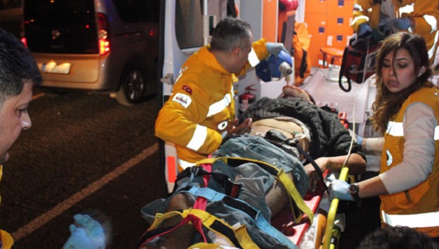 GENÇ MOTOSİKLET SÜRÜCÜSÜ AĞIR YARALANDI