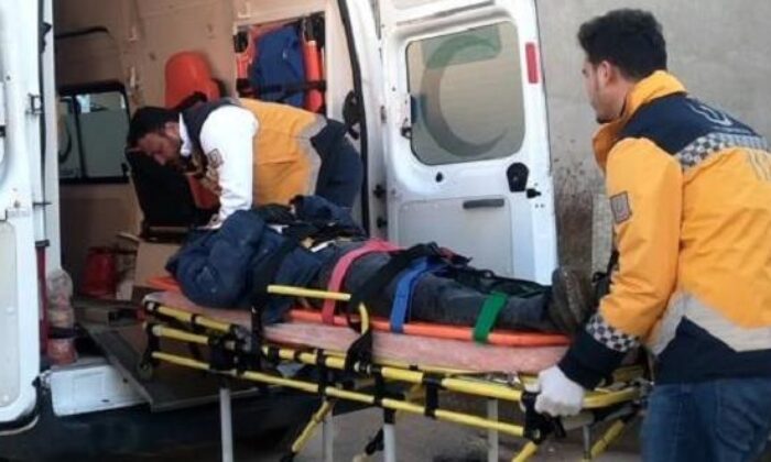 MOTOSİKLET OTOMOBİLLE ÇARPTI: 1 YARALI