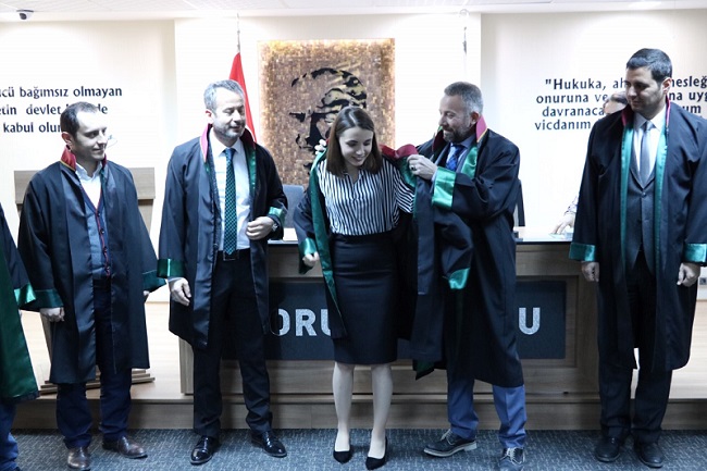BETÜL SAVAŞ AVUKATLIK CÜBBESİNİ GİYDİ